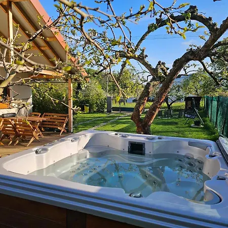 Domcek Pod Orechom *